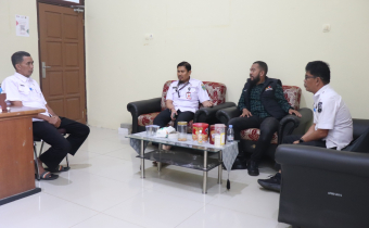 Anggota Bawaslu Kabupaten Luwu Timur Sulkifli bersama staf melakukan kunjungan kelembagaan ke Kantor Dinas Pemberdayaan Masyarakat dan Desa (DPMD) Kabupaten Luwu Timur, Rabu (29/4/2026), dengan membawa dua gagasan utama yakni penguatan kerja sama menyongsong Pemilihan Kepala Desa (Pilkades) serta dorongan tertib administrasi data kependudukan dan data pemilih di tingkat desa.