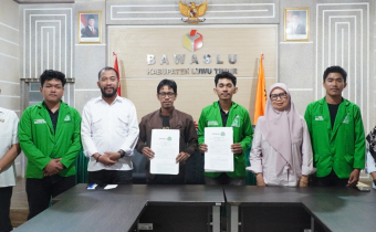 penandatanganan Nota Kesepahaman Bersama (MoU) antara Bawaslu Kabupaten Luwu Timur dan Pengurus Pusat Himpunan Mahasiswa (HAM) Luwu Timur Batara Guru, Rabu (13/5/2026), di Kantor Bawaslu Luwu Timur.