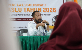 Koordinator Divisi Hukum, Pencegahan, Partisipasi Masyarakat dan Humas Bawaslu Kabupaten Luwu Timur Sulkifli saat memberikan materi dalam kegiatan Pendidikan Pengawas Partisipatif (P2P) yang digelar di Kantor Bawaslu Luwu Timur, Senin (18/5/2026).