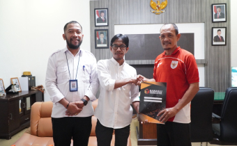 Penandatanganan nota kesepahaman antara Bawaslu Luwu Timur dan Kantor Kementerian Agama Luwu Timur dalam kunjungan silaturahmi, Rabu (19/8/2026).