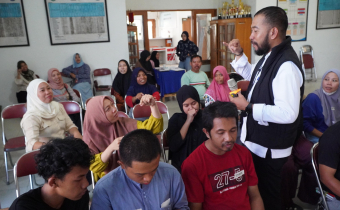 Koordinator Divisi Hukum, Pencegahan, Partisipasi Masyarakat dan Humas Bawaslu Kabupaten Luwu Timur, Sulkifli, saat menjadi narasumber dalam kegiatan yang dilaksanakan Save the Children bersama Yayasan Celosia Marennu Indonesia Kabupaten Luwu Timur, di Aula Kantor Camat Mangkutana, Rabu (26/8/2026).